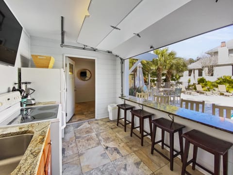 House, 6 Bedrooms | Private kitchen | Fridge, oven, coffee/tea maker, toaster