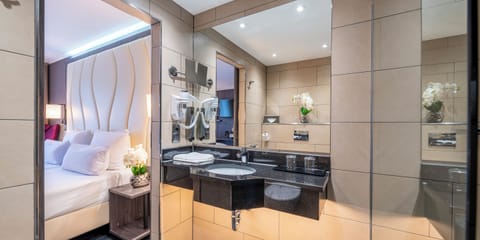 Shower, rainfall showerhead, free toiletries, hair dryer