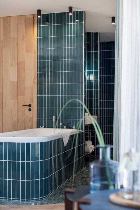 Junior Room, Non Smoking, Private Pool | Bathroom | Separate tub and shower, deep soaking tub, rainfall showerhead