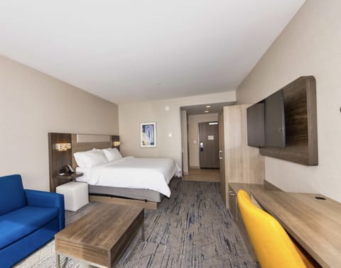 Premium bedding, in-room safe, individually decorated