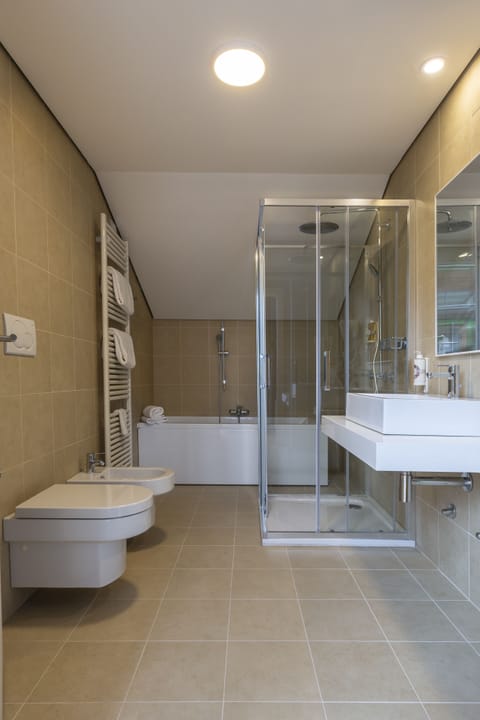 Studio Suite, Sauna | Bathroom | Hair dryer, bidet, towels