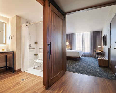 Traditional Room, 1 King Bed | Hypo-allergenic bedding, in-room safe, desk, laptop workspace