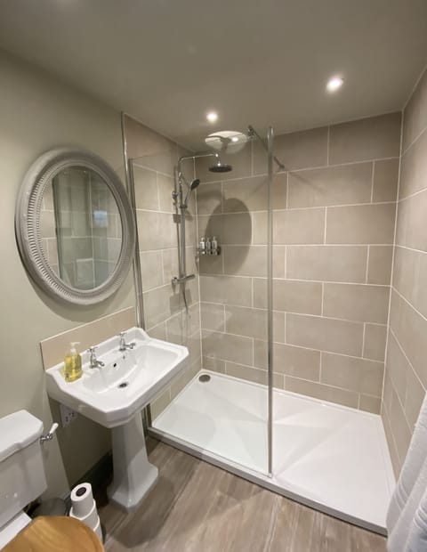 Deluxe Cabin, Accessible, Ensuite | Bathroom