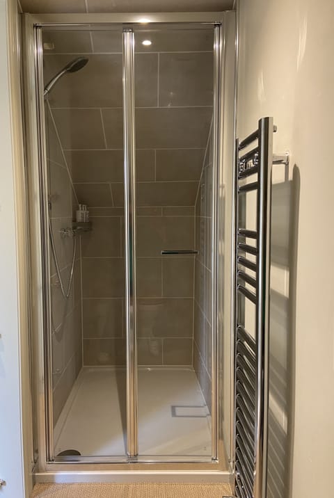 Deluxe Cabin, Accessible, Ensuite | Bathroom