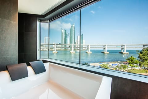 Royal Pool Suite, Ocean View | Down comforters, blackout drapes, soundproofing, free WiFi