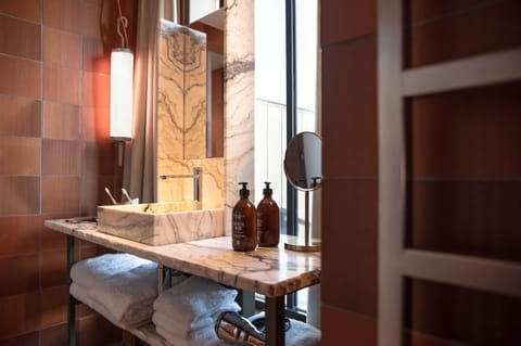 Chambre Double Supérieure, Terrasse | Bathroom | Shower, rainfall showerhead, eco-friendly toiletries, hair dryer