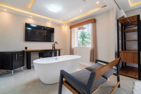 Suite, Bathtub (Glamour) | Minibar, in-room safe, bed sheets