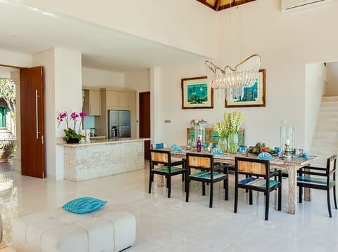 Villa, 4 Bedrooms | Dining room