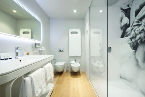 Junior Suite (401) | Bathroom | Shower, free toiletries, hair dryer, bathrobes