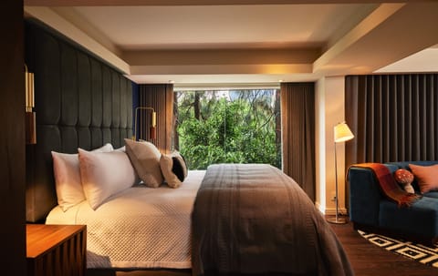 Suite (Campos Residence) | Egyptian cotton sheets, premium bedding, down comforters, pillowtop beds