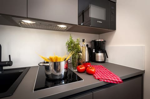 Coffee/tea maker, electric kettle