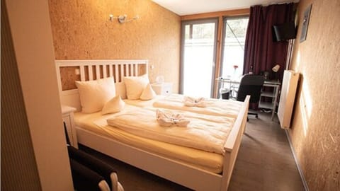 Double Room | Hypo-allergenic bedding, desk, blackout drapes, free cribs/infant beds