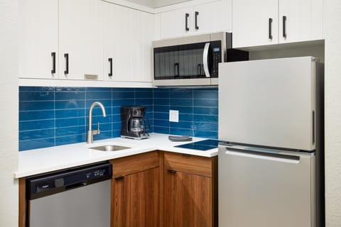 Full-size fridge, microwave, stovetop, dishwasher