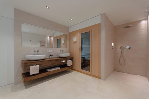 Grand Suite | Bathroom | Free toiletries, hair dryer, bathrobes, slippers