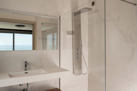 Luxury Room, Sea View | Bathroom | Shower, hair dryer, bidet, towels