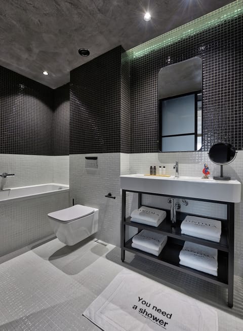 Signature Suite | Bathroom | Eco-friendly toiletries, hair dryer, bathrobes, slippers