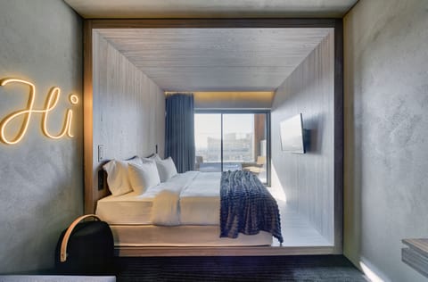 Surname C-View | Hypo-allergenic bedding, in-room safe, desk, laptop workspace