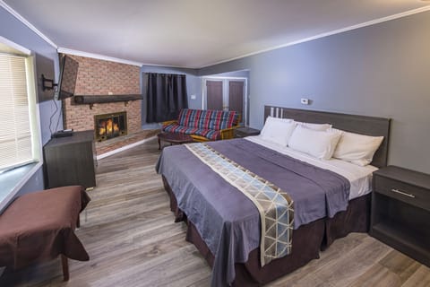 Premium Room, 1 King Bed with Sofa bed, Kitchen | Desk, laptop workspace, blackout drapes, free WiFi