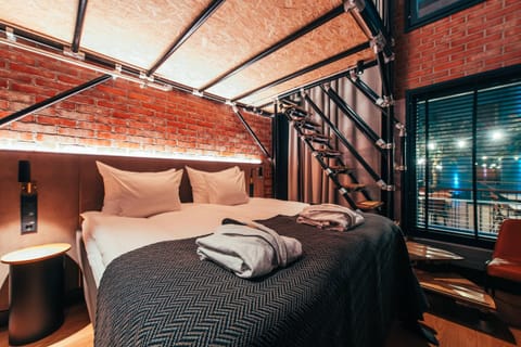 Deluxe Loft, 1 King Bed, Non Smoking | Premium bedding, down comforters, pillowtop beds, minibar