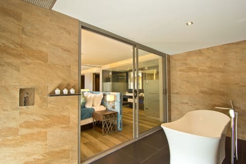 Luxury Suite Seaview King Bed | Deep soaking bathtub
