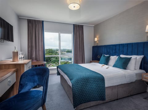 Desk, laptop workspace, iron/ironing board, free WiFi