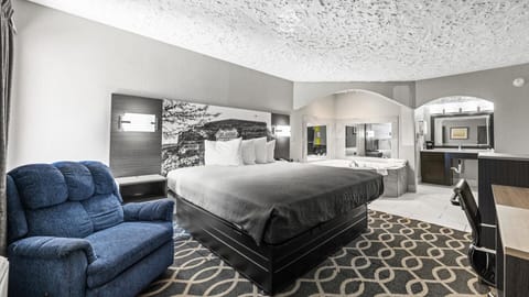 Deluxe Suite, 1 King Bed, Non Smoking | Desk, laptop workspace, blackout drapes, iron/ironing board