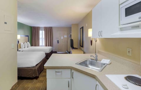 Studio, 2 Double Beds, Non Smoking | Private kitchen | Fridge, microwave, stovetop