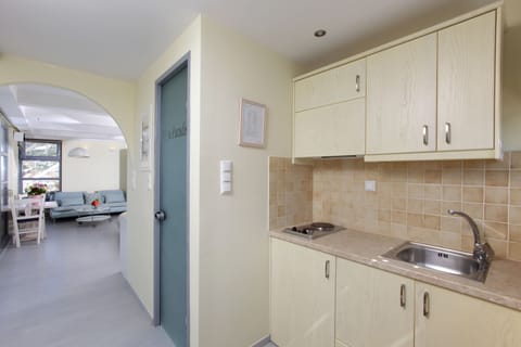 Suite Sea View, 1 Bedroom (Miami) | Private kitchen | Fridge, oven, stovetop, coffee/tea maker