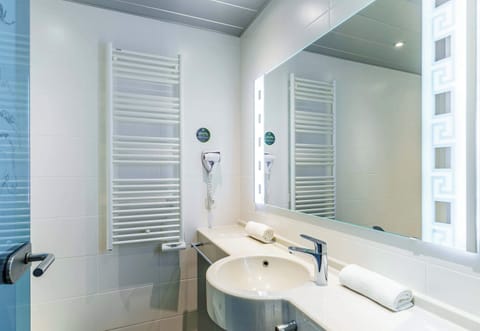 Shower, hydromassage showerhead, free toiletries, hair dryer