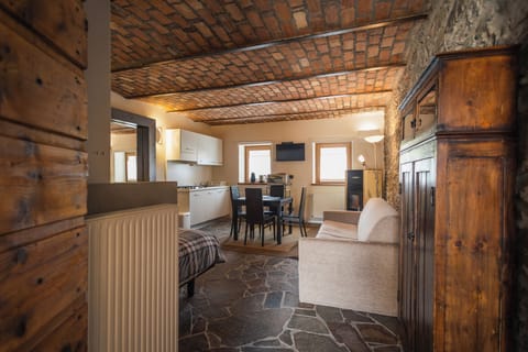 Studio (Di Piazza- Loc. Tualis) | Blackout drapes, rollaway beds, bed sheets