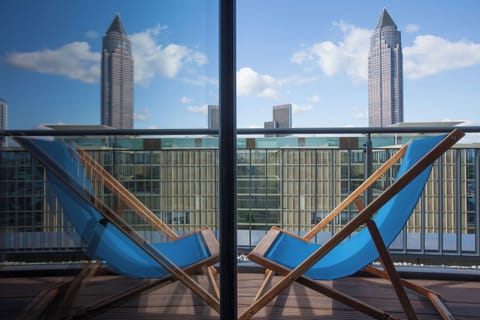THE ONE with a balcony | Egyptian cotton sheets, premium bedding, desk, soundproofing