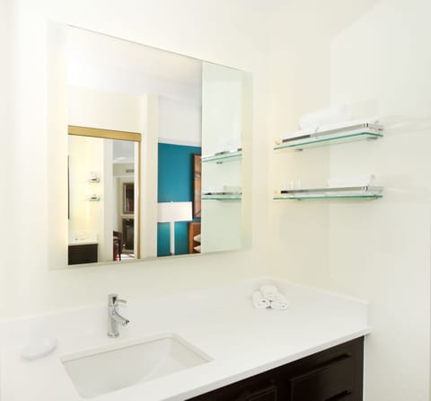 Combined shower/tub, free toiletries, hair dryer, towels