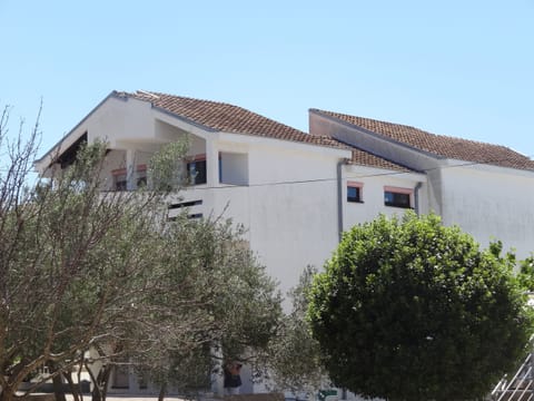 Apartment, 2 Bedrooms, Smoking, Balcony | Property entrance