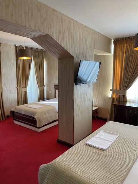 Luxury Triple Room | Hypo-allergenic bedding, individually decorated, individually furnished