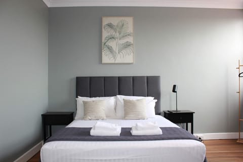 Queen Twin Room (Shared Bathroom) | WiFi (free), bed sheets