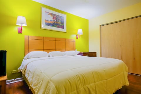 Room, 1 King Bed, Accessible | Free WiFi, bed sheets