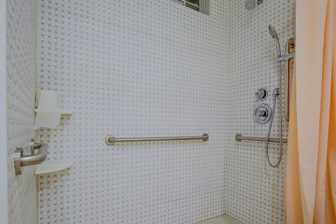 Room, 1 King Bed, Accessible | Bathroom | Free toiletries