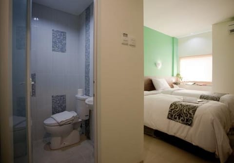 Deluxe Room | Bathroom | Shower, free toiletries, hair dryer, towels