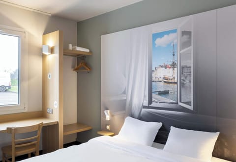 Desk, soundproofing, free WiFi, bed sheets