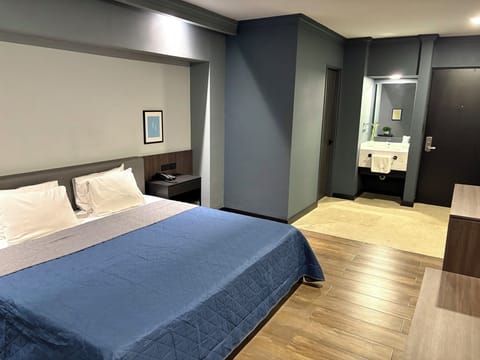 Classic Single Room, 1 King Bed | Laptop workspace, WiFi (free), bed sheets