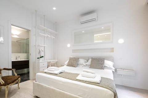 Deluxe Apartment | Premium bedding, down comforters, individually decorated