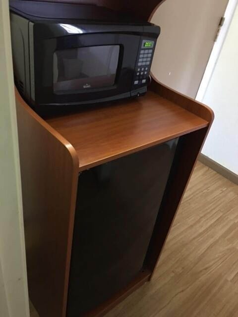 Room, 1 King Bed, Non Smoking | Desk, iron/ironing board, free WiFi, bed sheets