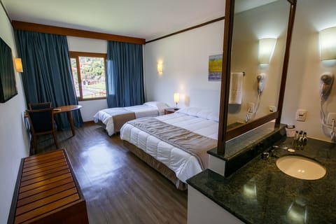 Suite | 1 bedroom, hypo-allergenic bedding, minibar, in-room safe