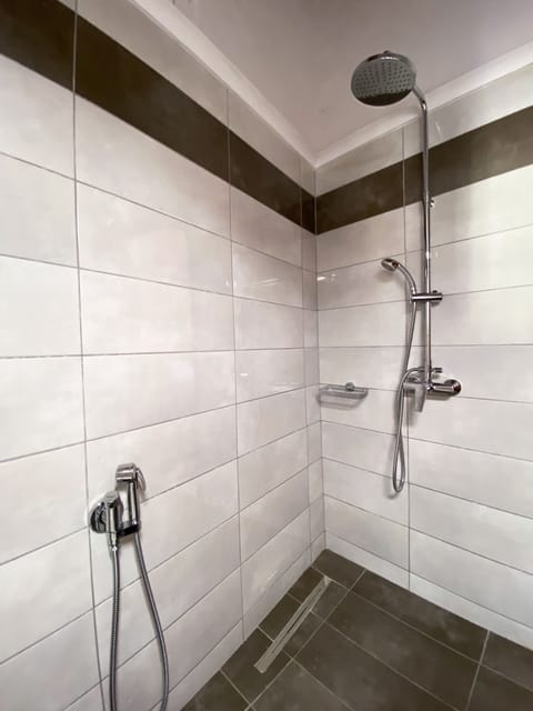 Superior Room (N2) | Bathroom | Shower, rainfall showerhead, hair dryer, towels