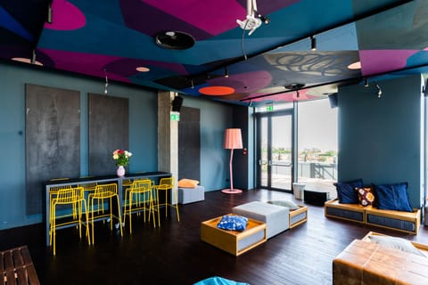 2 bars/lounges, cocktail bar, lobby lounge