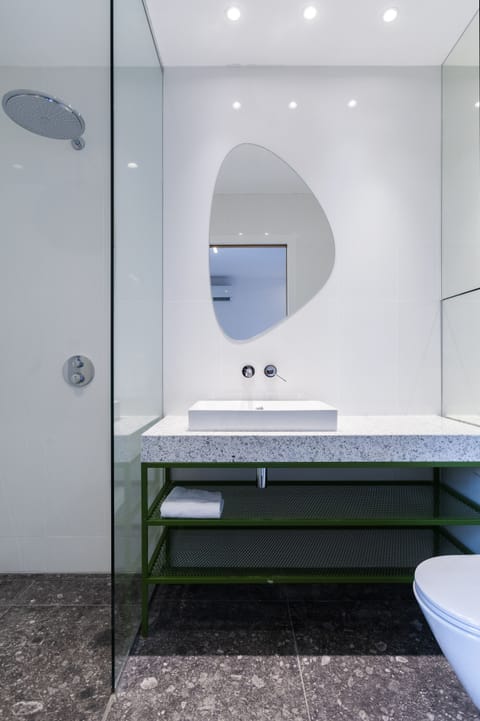 Shower, rainfall showerhead, free toiletries, hair dryer