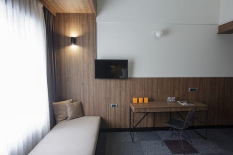 Egyptian cotton sheets, premium bedding, minibar, in-room safe