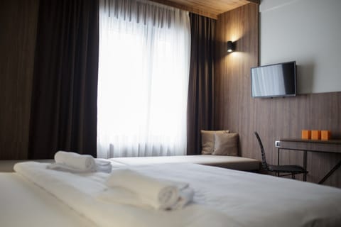 Egyptian cotton sheets, premium bedding, minibar, in-room safe