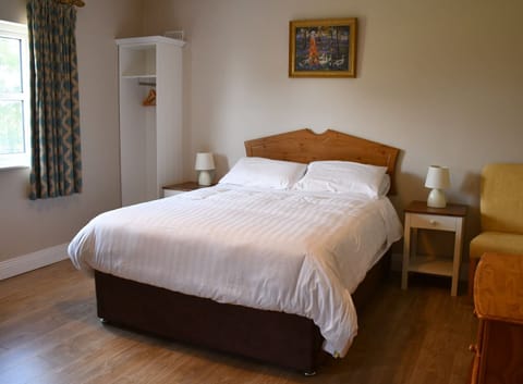 Double Room, Ensuite | Iron/ironing board, free WiFi, bed sheets