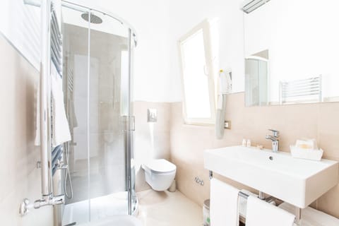 Shower, free toiletries, hair dryer, bidet